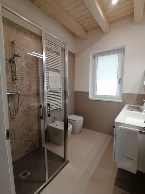 Apartment, 1 King Bed | Bathroom | Shower, eco-friendly toiletries, hair dryer, bidet