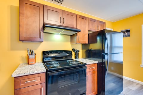 Apartment (2 Bedrooms) | Private kitchen | Oven, stovetop, cookware/dishes/utensils, paper towels