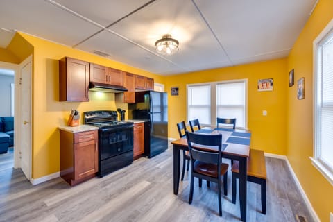 Apartment (2 Bedrooms) | Private kitchen | Oven, stovetop, cookware/dishes/utensils, paper towels