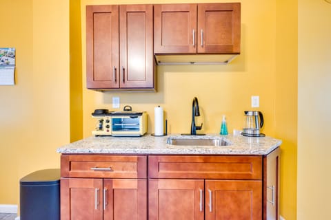 Apartment (2 Bedrooms) | Private kitchen | Oven, stovetop, cookware/dishes/utensils, paper towels