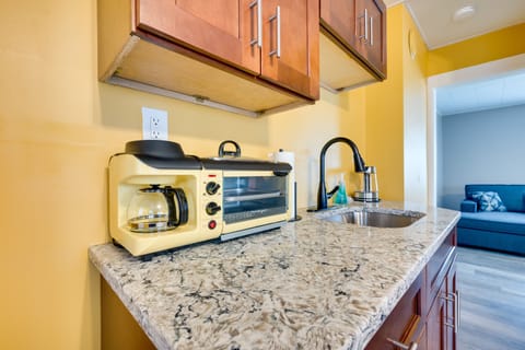 Apartment (2 Bedrooms) | Private kitchen | Oven, stovetop, cookware/dishes/utensils, paper towels