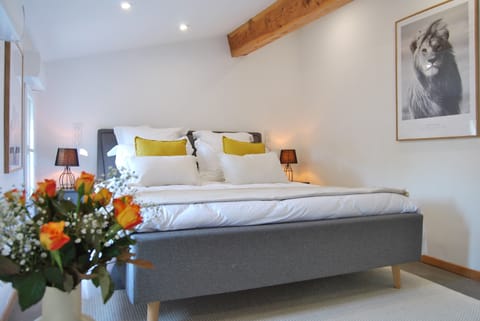 Double Room | Pillowtop beds, in-room safe, free WiFi, bed sheets