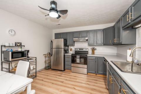 Condo, 2 Queen Beds, Kitchen | Private kitchen | Fridge, microwave, oven, stovetop