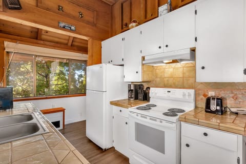 Cabin, Multiple Beds, Patio, Mountain View (Timber Lodge Yosemite) | Private kitchen | Fridge, microwave, oven, stovetop