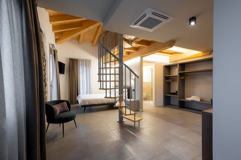 Deluxe Room, 1 Queen Bed, Mountain View | Down comforters, free minibar, in-room safe, desk