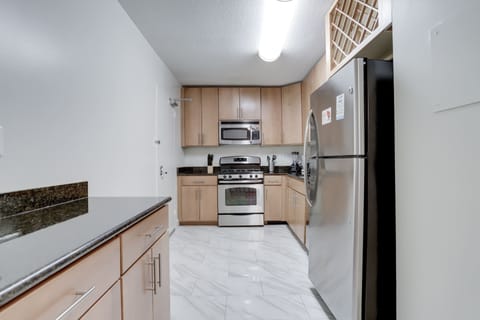 Deluxe Apartment | Private kitchen | Fridge, microwave, oven, dishwasher