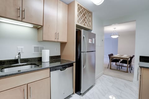 Deluxe Apartment | Private kitchen | Fridge, microwave, oven, dishwasher