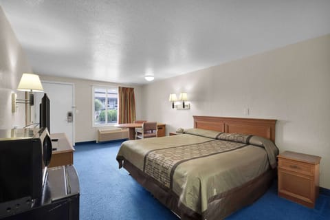 Room, 1 King Bed | Blackout drapes, free WiFi, bed sheets