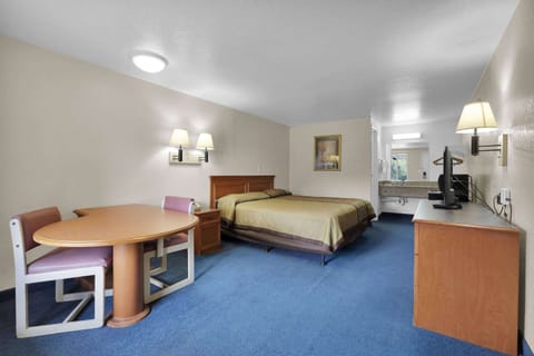 Room, 1 King Bed | Blackout drapes, free WiFi, bed sheets