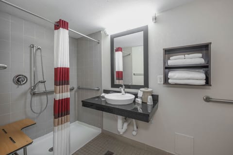 Deluxe Room, 2 Double Beds, Accessible, Non Smoking (Roll-In Shower) | Bathroom | Combined shower/tub, free toiletries, towels