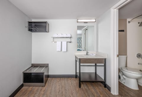 Standard Room, 1 Queen Bed, Non Smoking | Bathroom amenities | Combined shower/tub, towels