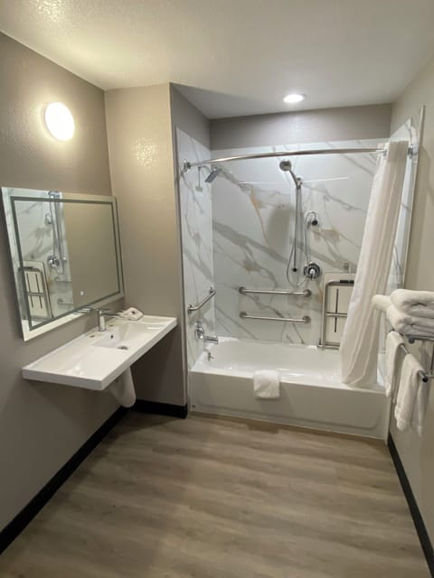 Combined shower/tub, towels