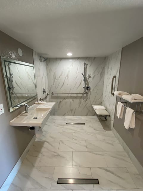 Combined shower/tub, towels