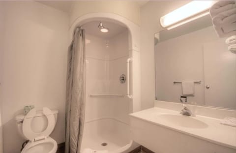 Combined shower/tub, towels