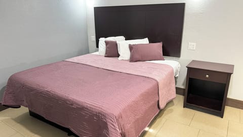 Standard Room, 1 King Bed, Non Smoking, Refrigerator & Microwave | Desk, free WiFi, bed sheets