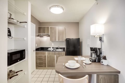 Standard Suite, 1 Queen Bed, Non Smoking, Kitchenette | Private kitchen | Fridge, microwave, coffee/tea maker