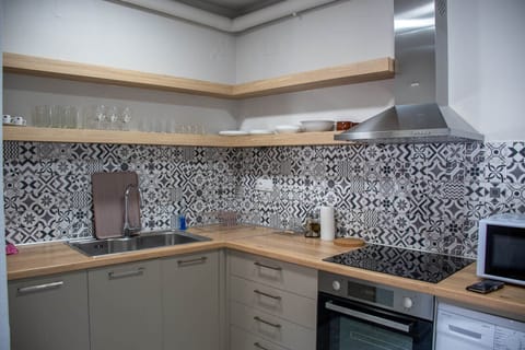 Basic Apartment | Private kitchen | Full-size fridge, oven, stovetop, cookware/dishes/utensils