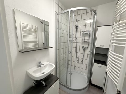 Apartment | Bathroom | Shower, hair dryer, towels, toilet paper