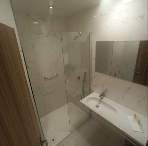 Standard Double or Twin Room | Bathroom | Free toiletries, hair dryer, bathrobes, slippers