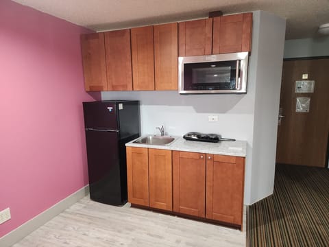 Comfort Studio Suite, 2 Queen Beds, Kitchenette | Private kitchen | Fridge, microwave