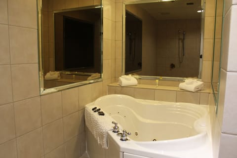 Deluxe King Suite/Honeymoon Suite | Jetted tub