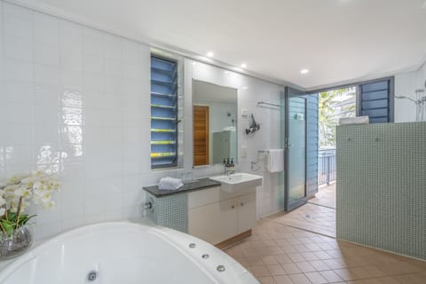 Peninsula Suite, Free Wi-Fi & Parking | Bathroom | Separate tub and shower, deep soaking tub, designer toiletries