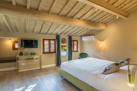 Romantic Room | Memory foam beds, in-room safe, individually furnished, desk