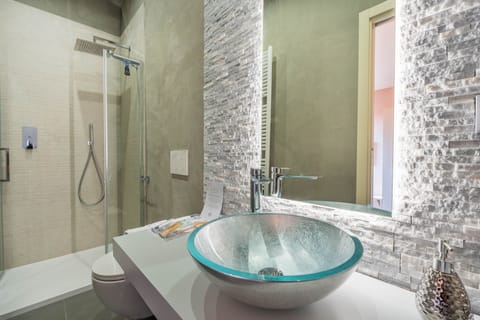 Classic Room | Bathroom | Free toiletries, towels