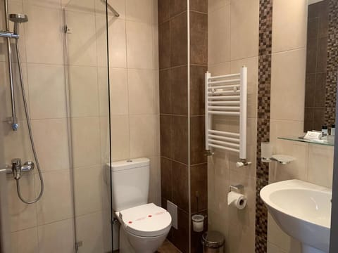 Apartment, 2 Bedrooms, Smoking, Balcony | Bathroom