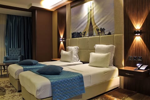 Suite | Premium bedding, minibar, laptop workspace, blackout drapes