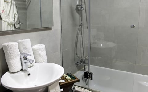 Suite | Bathroom | Shower, free toiletries, hair dryer, bathrobes