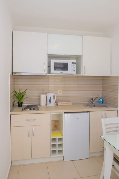 Deluxe Studio | Private kitchen | Electric kettle, cookware/dishes/utensils