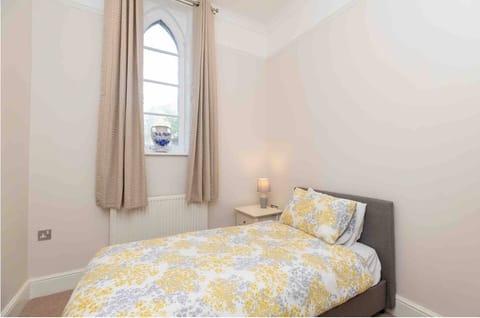 Executive Apartment | Egyptian cotton sheets, premium bedding, individually decorated