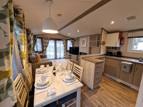 Luxury Mobile Home, 2 Bedrooms, Non Smoking | In-room dining