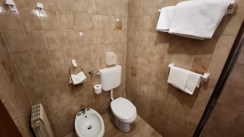 Quadruple Room | Bathroom | Free toiletries, hair dryer, slippers, bidet