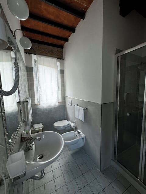 Comfort Double or Twin Room | Bathroom | Shower, rainfall showerhead, hair dryer, bidet