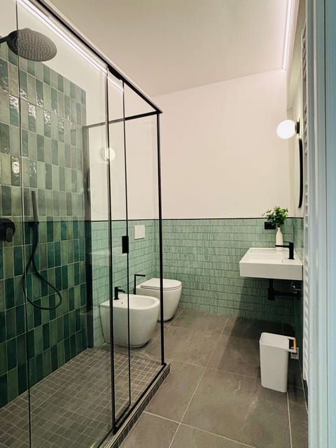 Exclusive Room | Bathroom | Shower, rainfall showerhead, bidet, towels