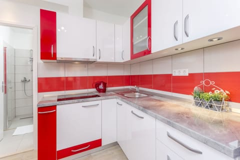 City Apartment, Non Smoking, Garden View | Private kitchen | Fridge, microwave, stovetop, electric kettle