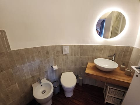 Comfort Studio | Bathroom | Shower, hair dryer, slippers, bidet