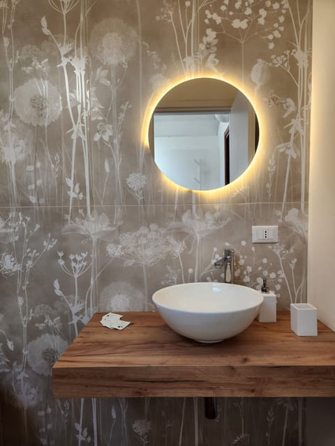 Family Suite | Bathroom | Shower, hair dryer, slippers, bidet