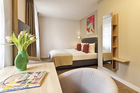 Classic Double Room | In-room safe, desk, laptop workspace, soundproofing