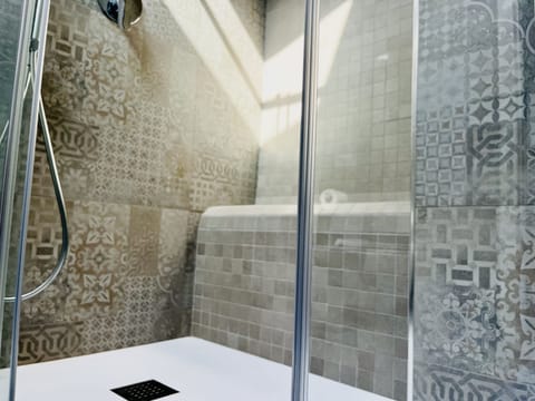 Standard Room, Sea View | Bathroom | Free toiletries, hair dryer