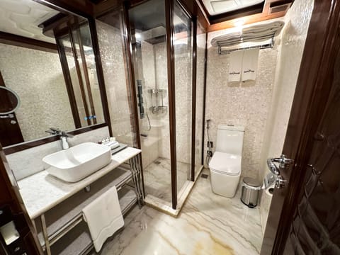 Superior Twin Room, Balcony | Bathroom | Free toiletries, hair dryer, bathrobes, slippers