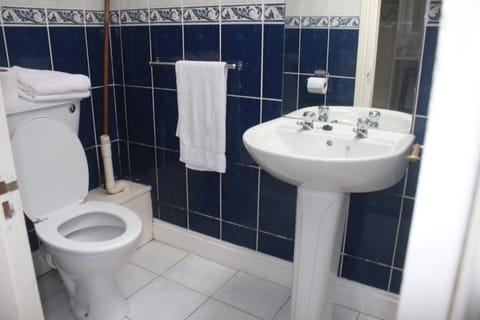 Economy Double or Twin Room | Bathroom