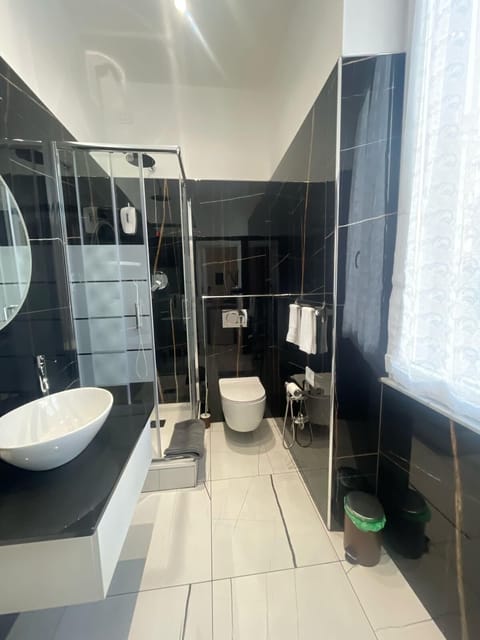 Quadruple Room | Bathroom | Shower, rainfall showerhead, free toiletries, towels