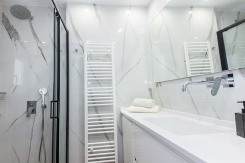 Premium Apartment | Bathroom