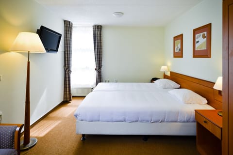 Comfort Room (Shower) | Minibar, desk, soundproofing, free WiFi