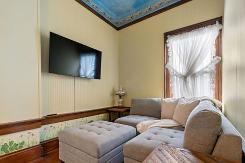 Family Suite | Living area | 50-inch flat-screen TV with digital channels, Netflix