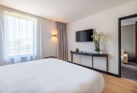 Suite, 1 King Bed | Individually furnished, desk, blackout drapes, soundproofing