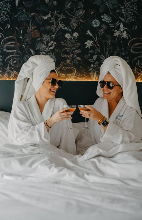 Club Cabin, Pool View | Premium bedding, free WiFi, bed sheets